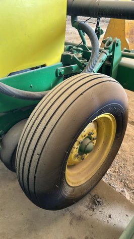 John Deere 1720 Planter