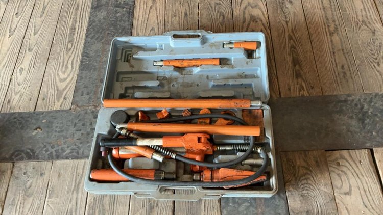 Central Hydraulics Portable Puller