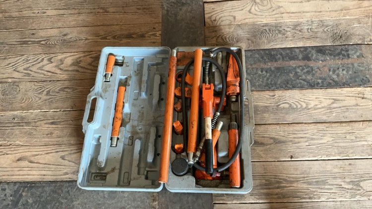 Central Hydraulics Portable Puller