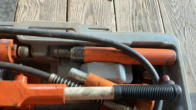 Central Hydraulics Portable Puller