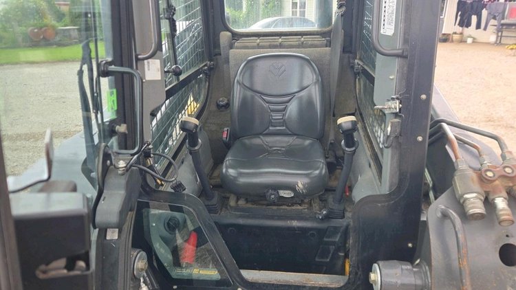 2012 New Holland L220 Skid Steer