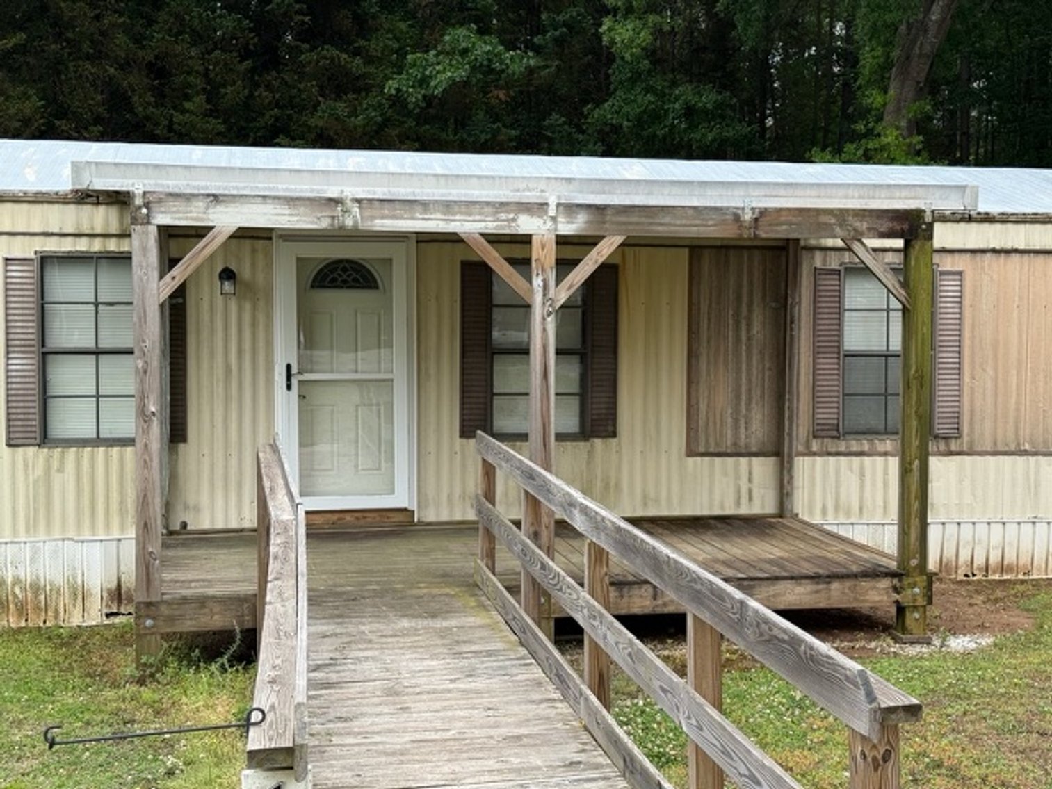 Well-Maintained Mobile Home