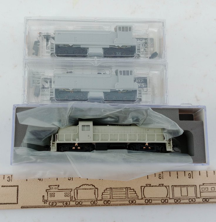 3 MICRO-TRAINS N SCALE UNDECORATED LOCOMOTIVES: 2 SW1500 986 00 005 & RS-2 40 004 620, 3 OBS  INV 263331554