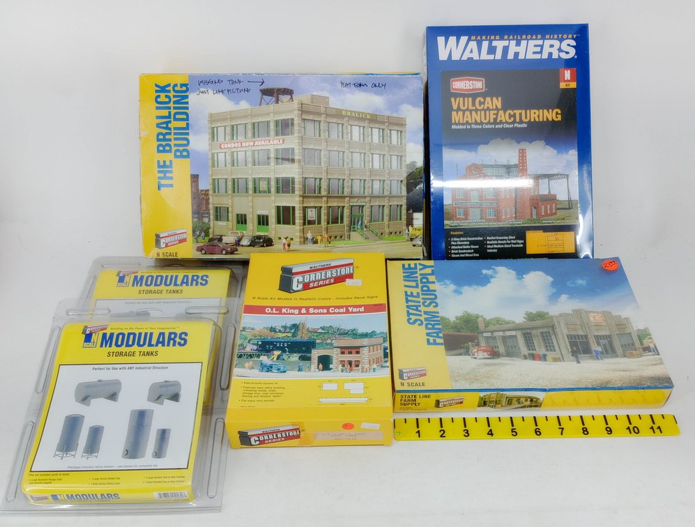 4 WALTHERS CORNERSTONE N SCALE BUILDING KITS & 2 MODULARS STORAGE TANKS, 6 OBS NNC  INV 263331784