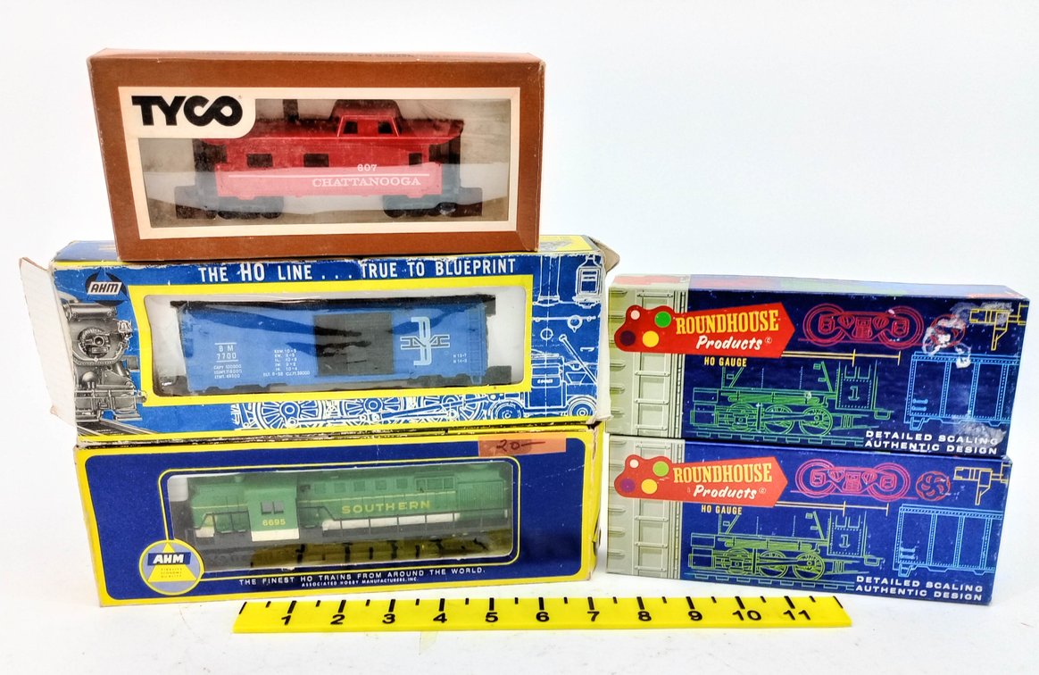 5 HO SCALE TYCO AHM ROUNDHOUSE CABOOSE, LOCOMOTIVE & BOXCARS, 5 OBS NNC  INV 263331861