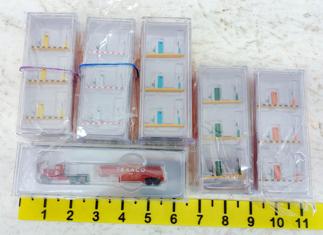 6 JTC MODEL TRAINS 5 N SCALE ENTRY/EXIT KIOSKS & TEXACO PETERBILT 350 TANKER, 6 OBS  INV 263331880
