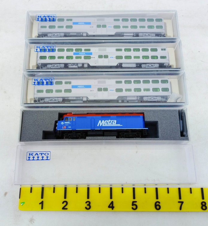KATO N SCALE METRA F40PH LOCOMOTIVE #142 & 3 GALLERY BI-LEVEL COACHES, 4 OBS INV 263331940