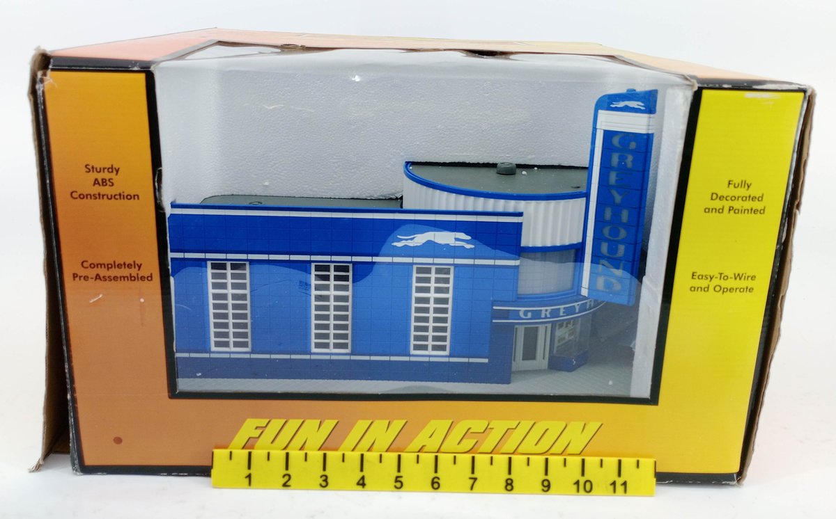 RAILKING O GAUGE 30-9040 GREYHOUND BUS STATION, OB  INV 263390004