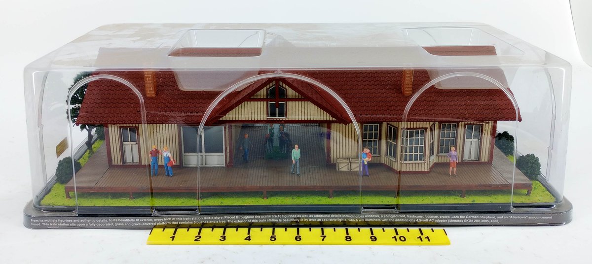 MENARDS GOLD LINE 279-3846 O GAUGE LIT TRAIN STATION W/ 16 FIGURES, OB  INV 263390018