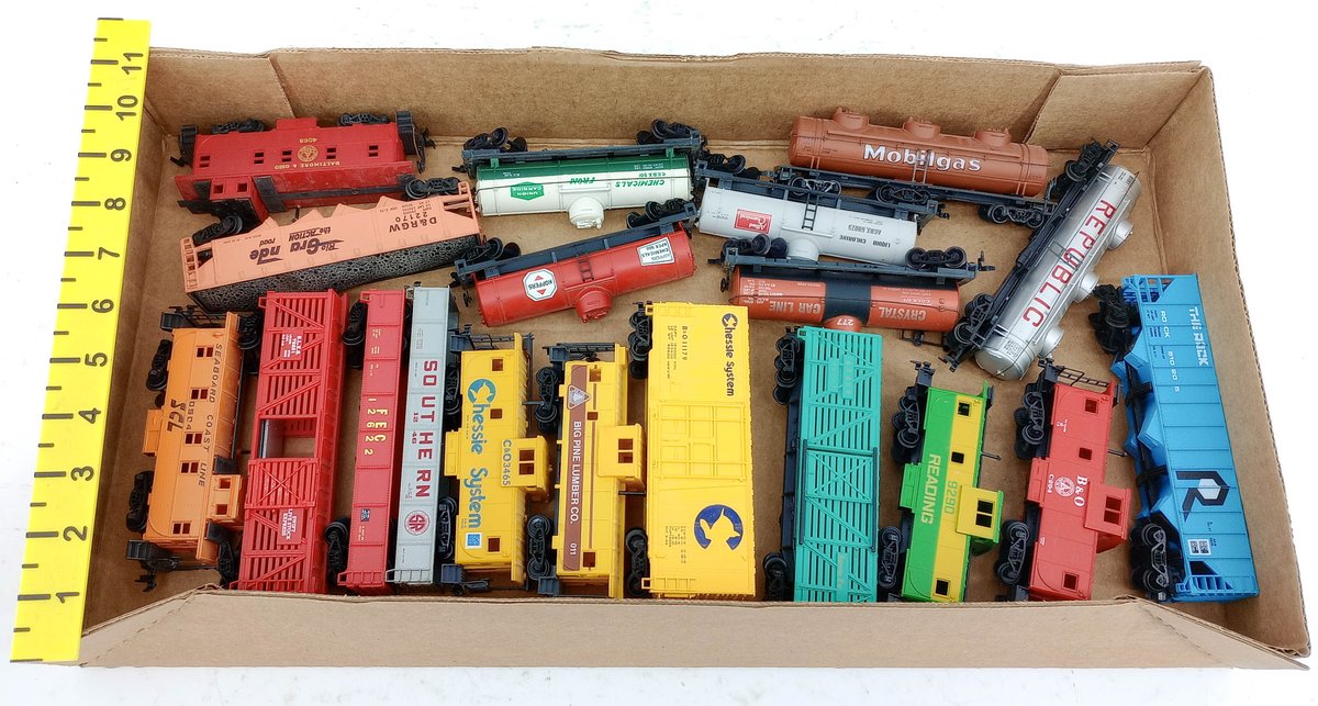 ASSORTED HO SCALE FREIGHT CARS, CABOOSES & TANK CARS, CHESSIE SYSTEM, B&O, READING, MOBILGAS  INV 263390109