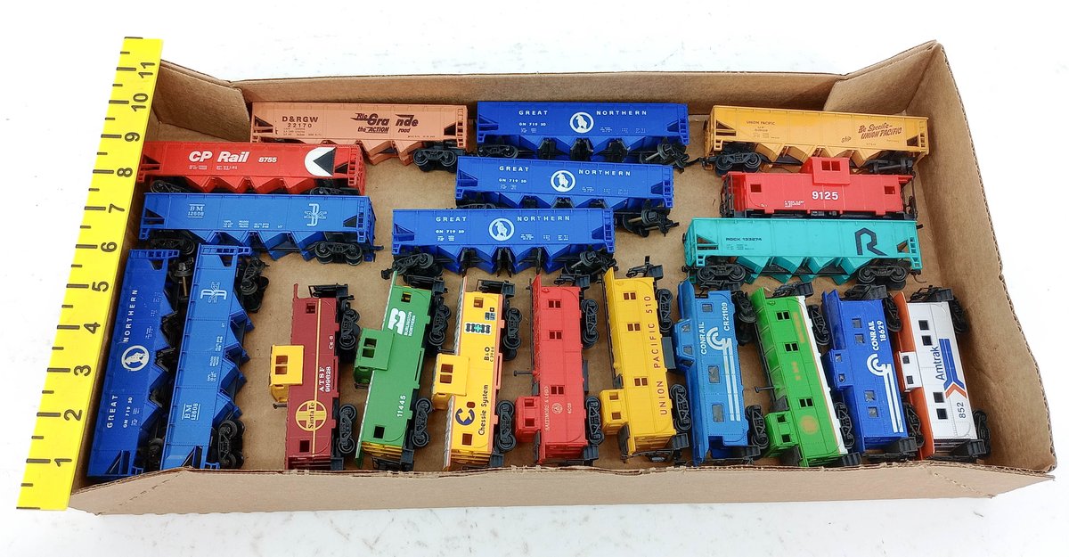 ASSORTED HO GAUGE HOPPERS & CABOOSES GREAT NORTHERN, UNION PACIFIC, CONRAIL, AMTRAK  INV 263390110