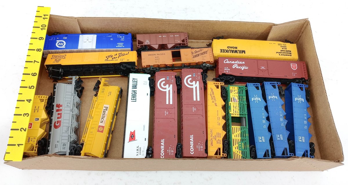 ASSORTED HO GAUGE FREIGHT CARS CONRAIL, UNION PACIFIC, CANADIAN PACIFIC, MILWAUKEE ROAD, GULF  INV 263390112