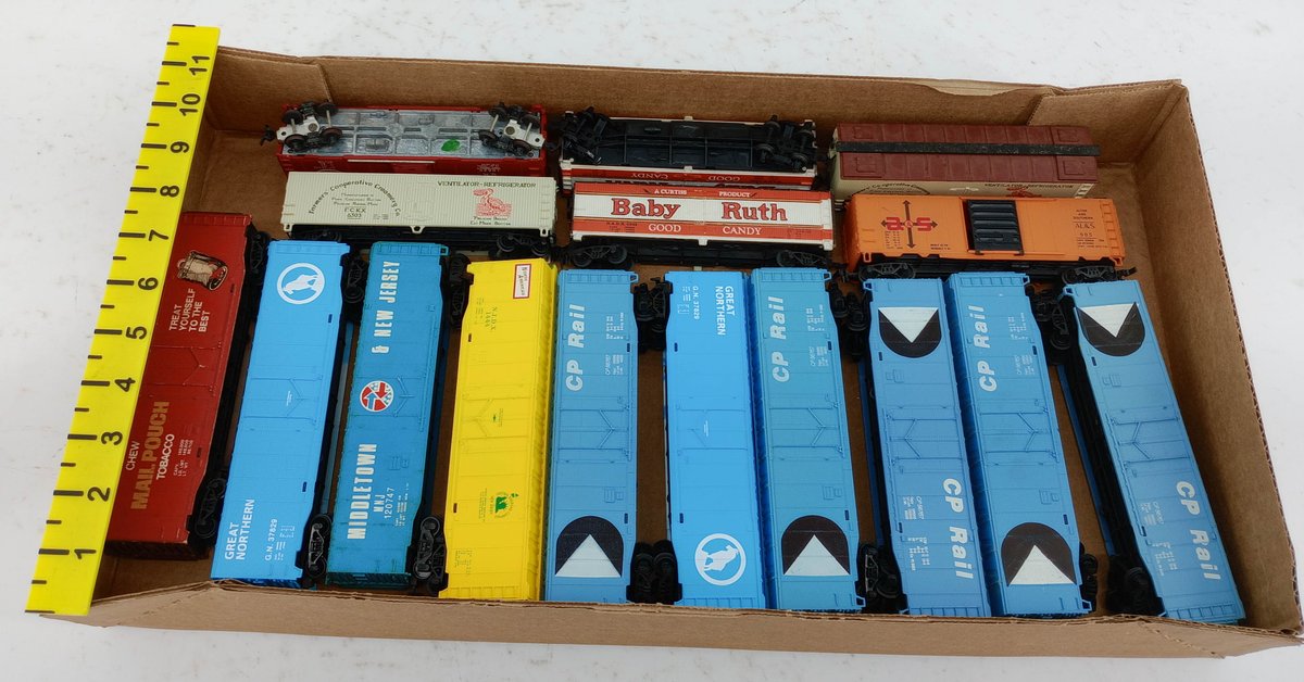 ASSORTED HO GAUGE CP RAIL, GREAT NORTHERN, BABY RUTH & MAIL POUCH BOXCARS & REEFERS  INV 263390113
