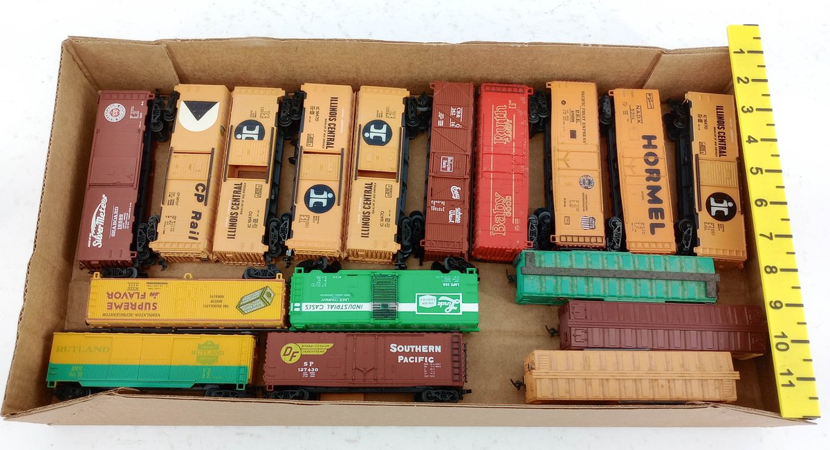 ASSORTED HO SCALE ILLINOIS CENTRAL, HORMEL, SOUTHERN PACIFIC & OTHER BOXCARS  INV 263390115