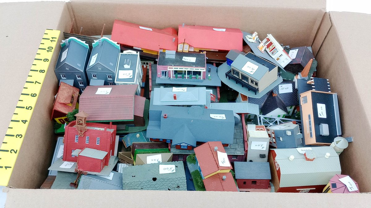 ASSORTED HO SCALE BUILDINGS INCL FIRE STATION, BARN, GAS STATION & HOUSES  INV 263390116