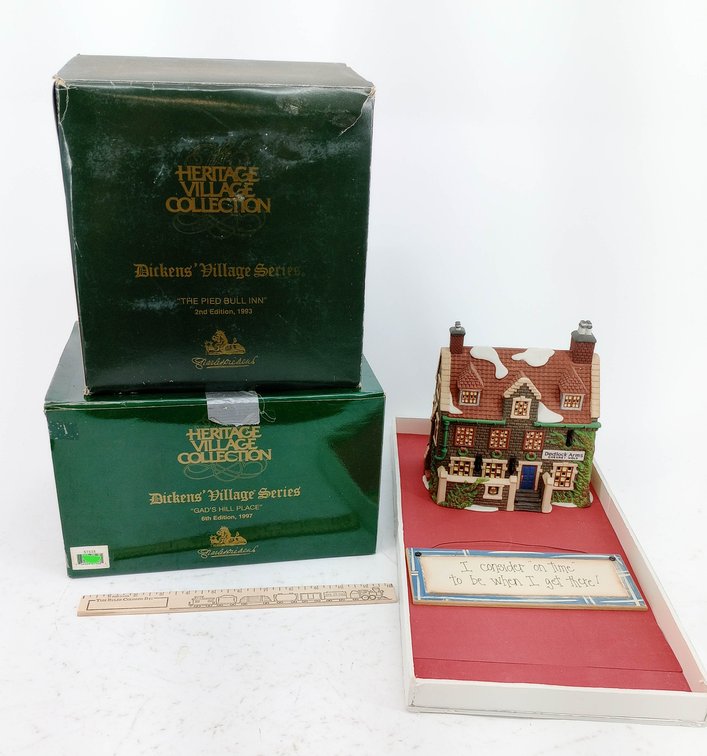 2 DEPT 56 HERITAGE VILLAGE DICKENS VILLAGE LIGHTED HOUSES PIED BULL INN & GAD'S HILL PLACE 2 OB & DEDLOCK ARMS WOOD SIGN INV 263390137