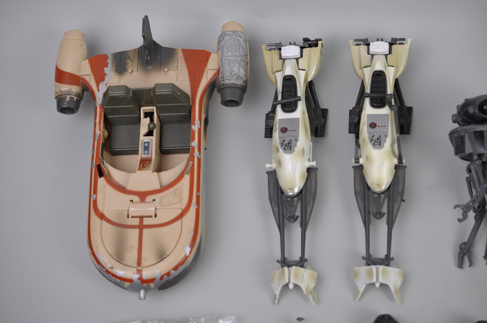 Star Wars: Land Speeders, Droids, & Figures