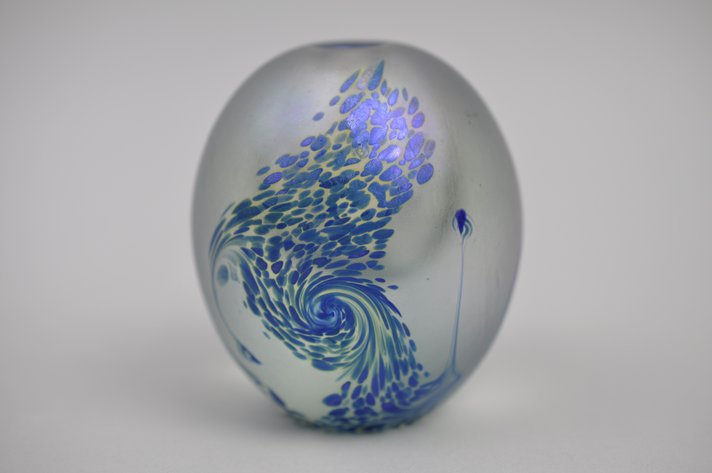 Eickholt 1998 Iridescent Art Glass Egg Vessel
