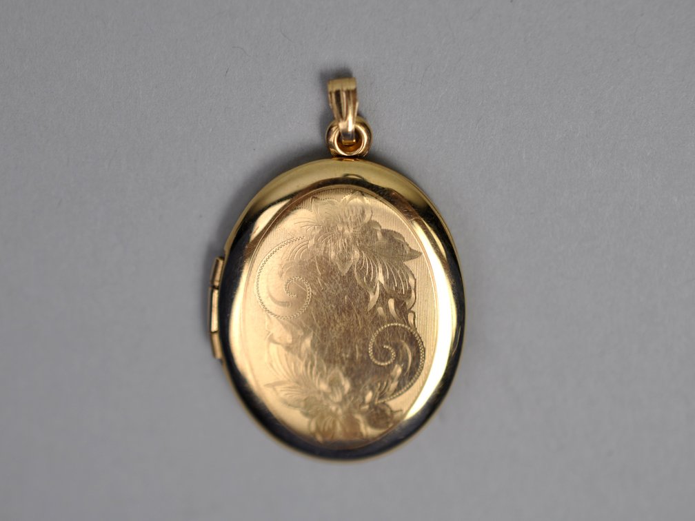 14K Gold Locket Oval Engraved