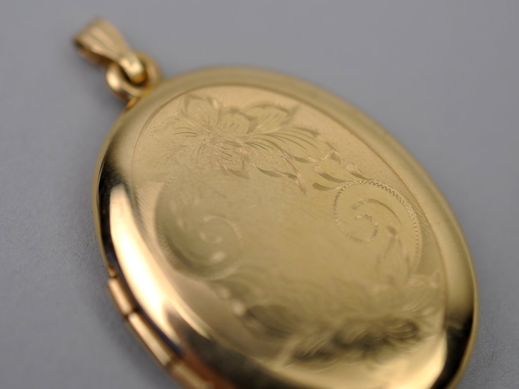 14K Gold Locket Oval Engraved