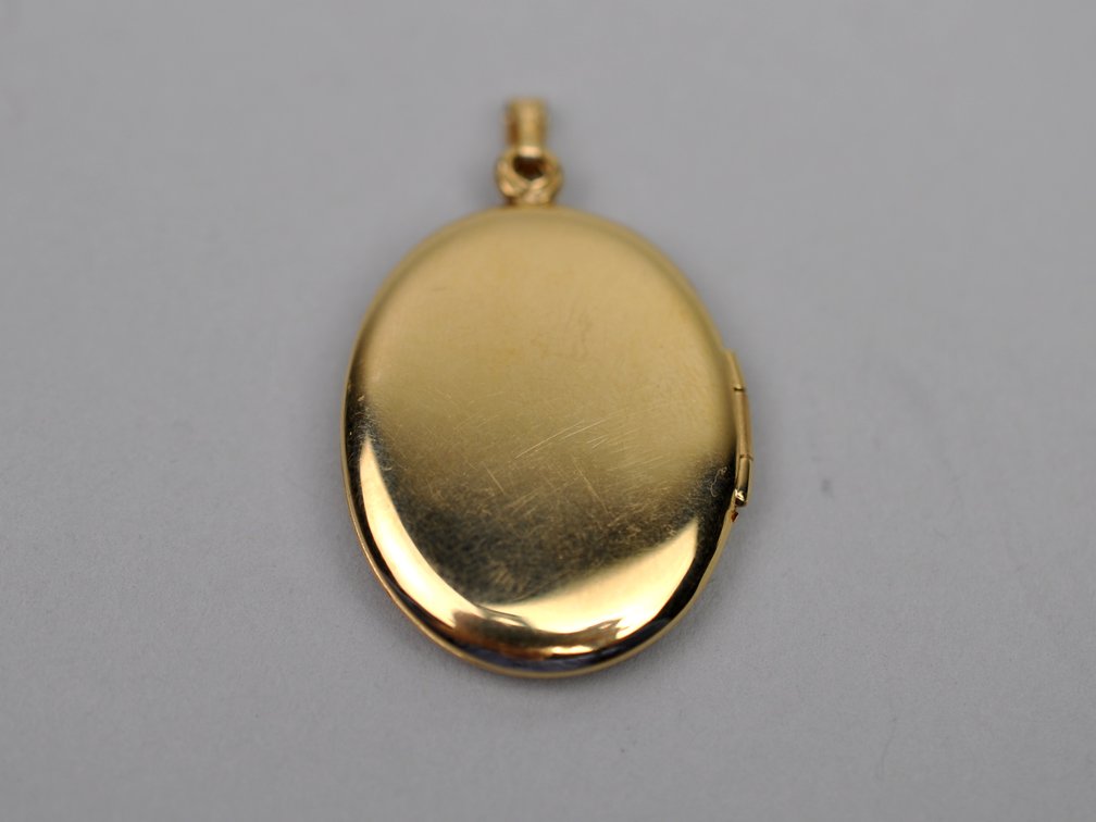14K Gold Locket Oval Engraved