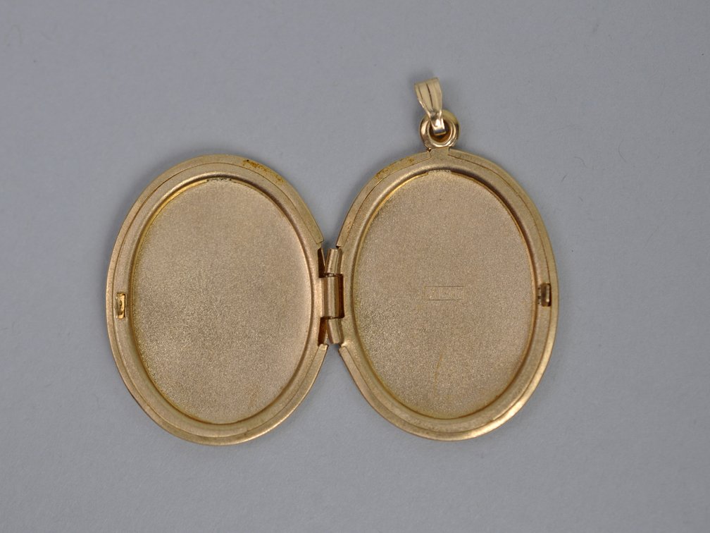 14K Gold Locket Oval Engraved