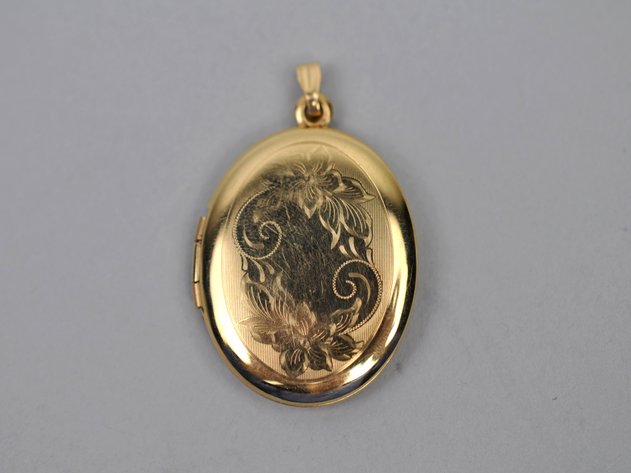 14K Gold Locket Oval Engraved