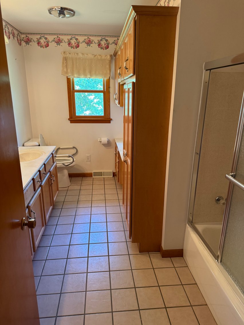 Image for Live Onsite Real Estate Auction with Online Bidding