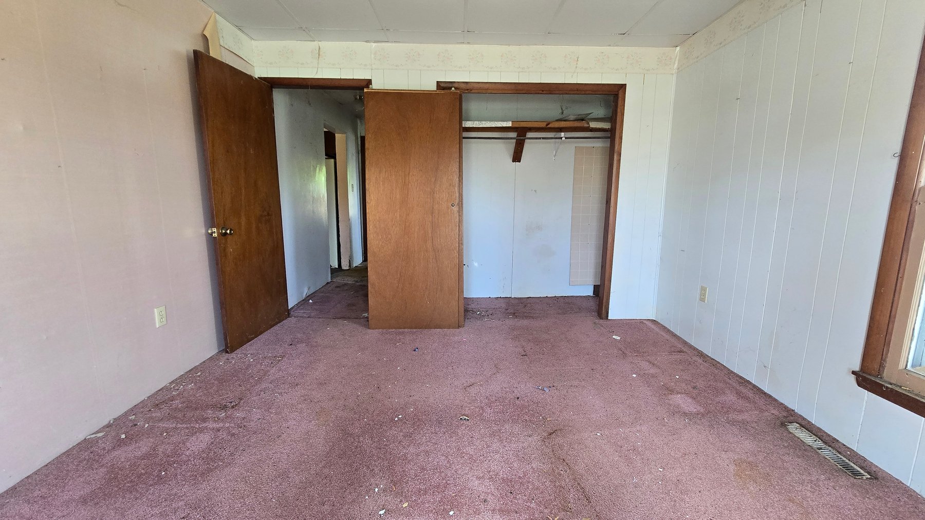 Image for ONLINE ONLY AUCTION: Charming Fixer-Upper with Endless Potential in Sesser!