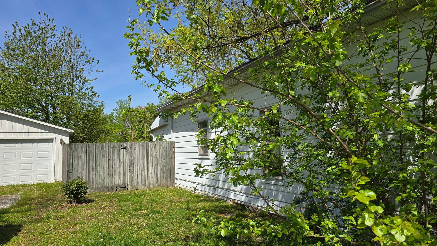 Image for ONLINE ONLY AUCTION: Charming Fixer-Upper with Endless Potential in Sesser!