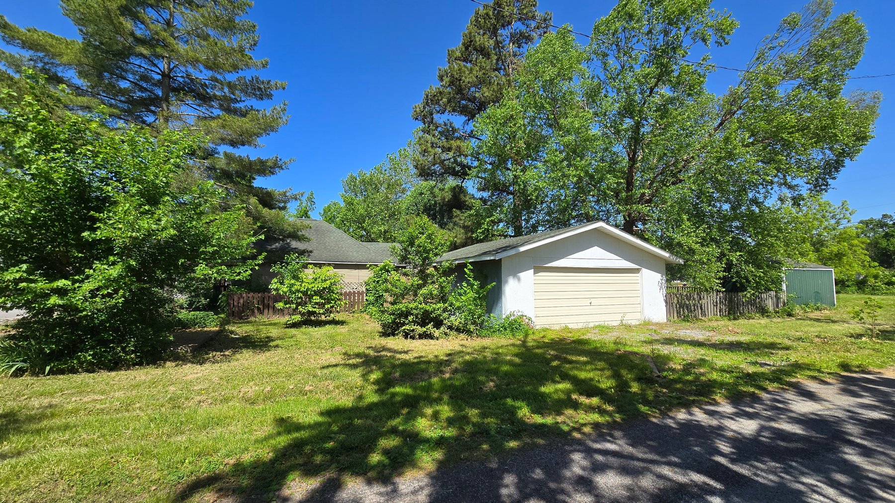 Image for Ready for Your Magic Touch: Herrin Home at Online Auction