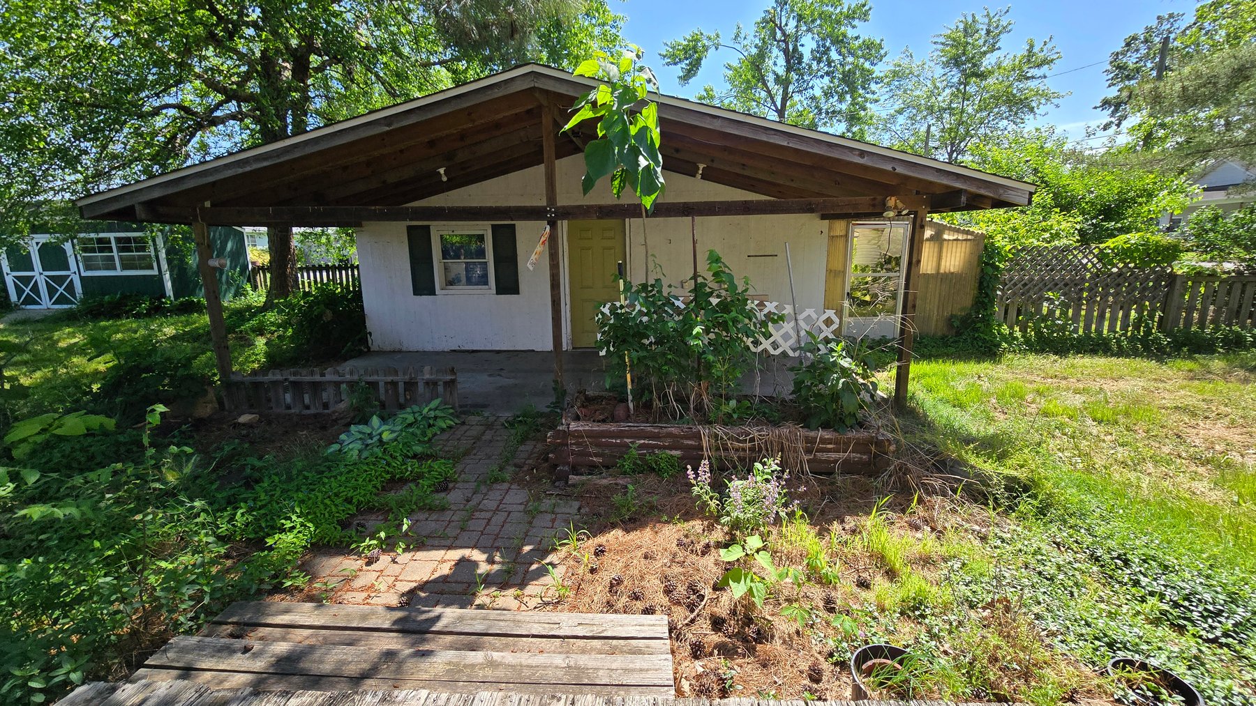 Image for Ready for Your Magic Touch: Herrin Home at Online Auction