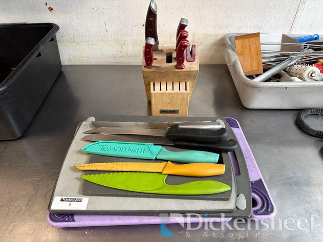 Image for LOT WITH KNIVES AND CUTTING BOARDS