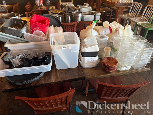 Image for SELECTION OF PLASTICWARE / CIRCULAR TRAY LOT