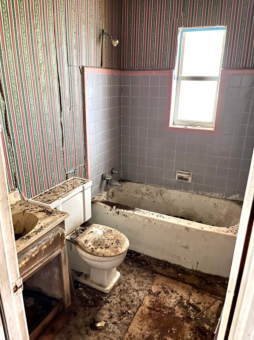 Image for 128 W. Highland Drive Absolute Auction