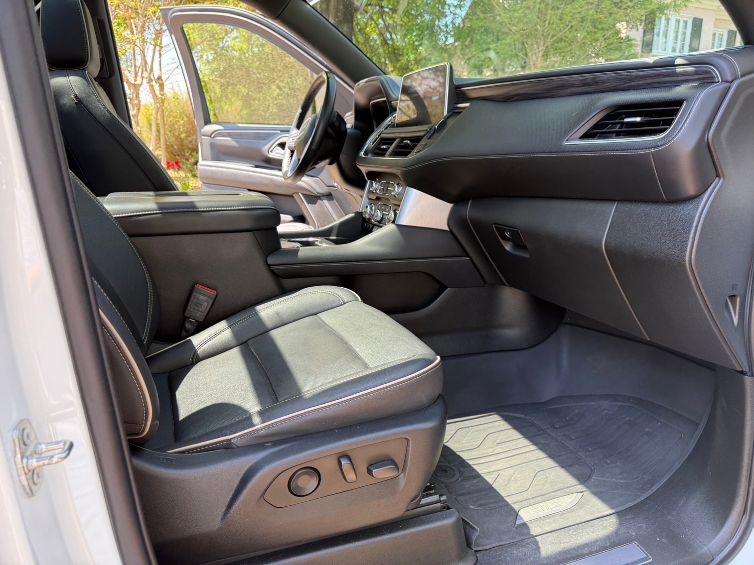 Image for 2022 GMC Yukon XL SLT 4WD – V8, Leather, 3rd Row, Loaded SUV