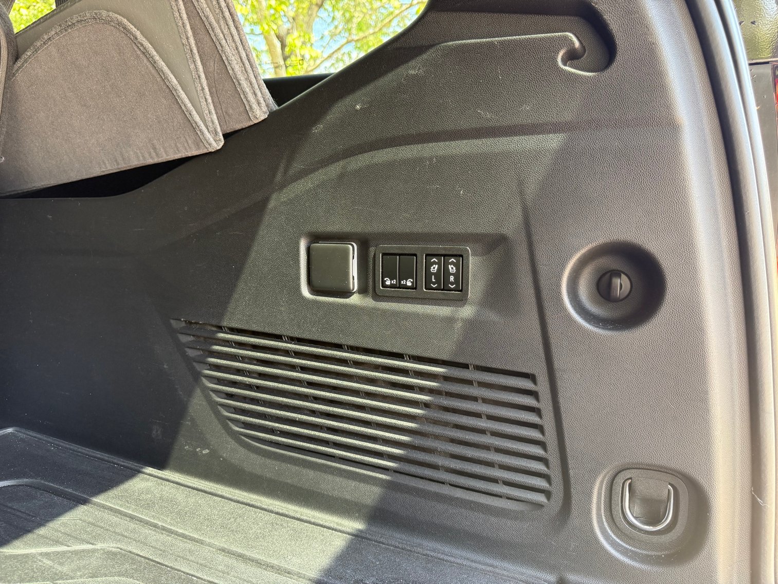 Image for 2022 GMC Yukon XL SLT 4WD – V8, Leather, 3rd Row, Loaded SUV