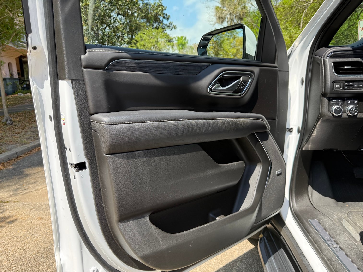 Image for 2022 GMC Yukon XL SLT 4WD – V8, Leather, 3rd Row, Loaded SUV