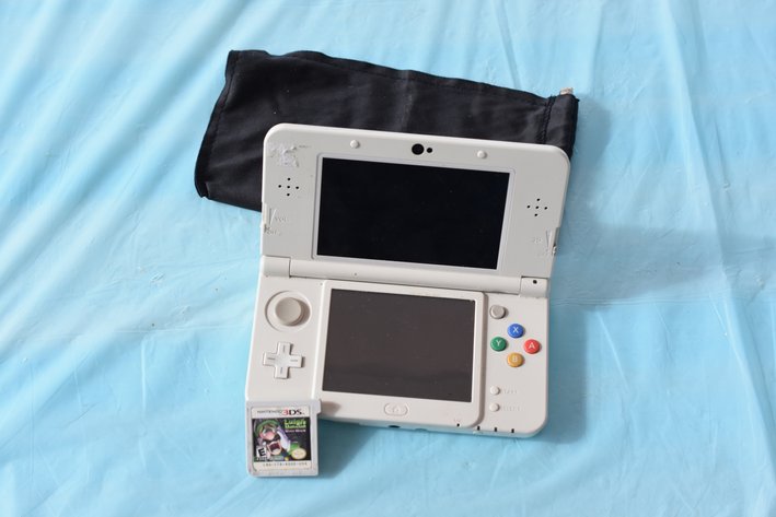 Image for Nintendo 3DS w/ (1) Game & Bag