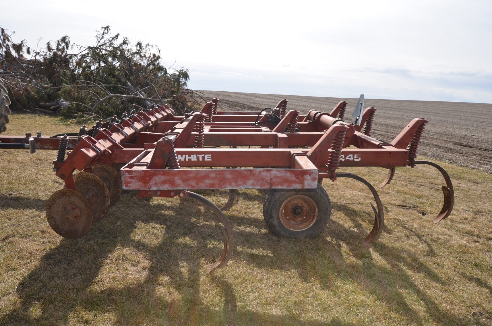 Image for INTERNATIONAL 1586 TRACTOR AND WHITE 445 CHISEL PLOW - Clear Lake, WI