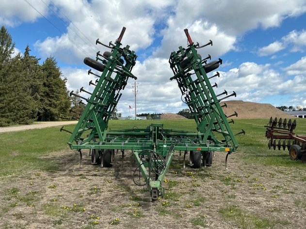 Image for John Deere 980 Field Cultivator, 28.5'