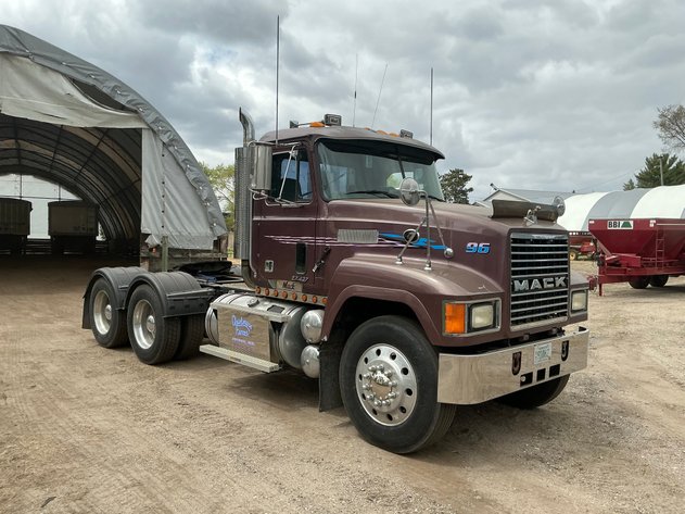 Image for 1996 Mack CH613 Gold Dog Truck