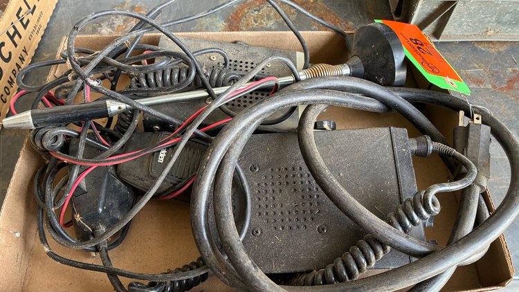 Image for (2) CB radio receivers and magnetic antenna