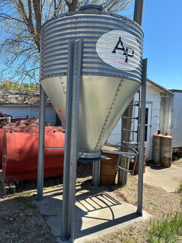 Image for 2.5 Ton Holding Bin