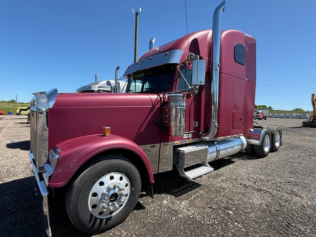 Image for 2000 FREIGHTLINER CLASSIC ROAD TRACTOR