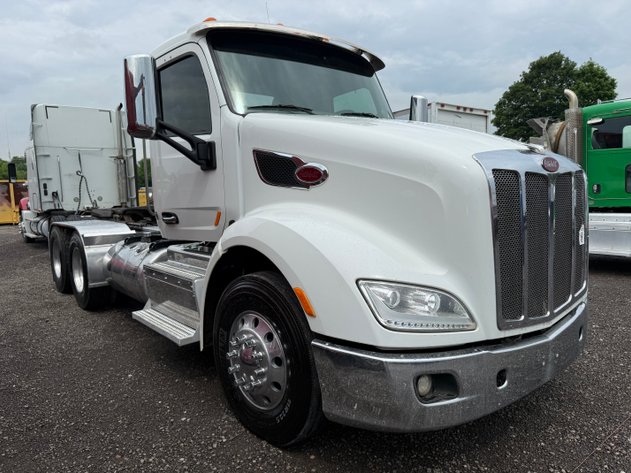 Image for 2015 PETERBILT 579 TANDEM AXLE ROAD TRACTOR
