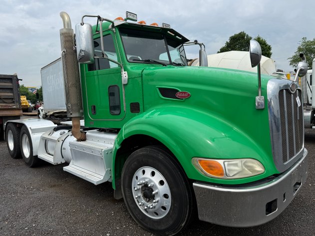 Image for 2013 PETERBILT 386 TANDEM AXLE ROAD TRACTOR