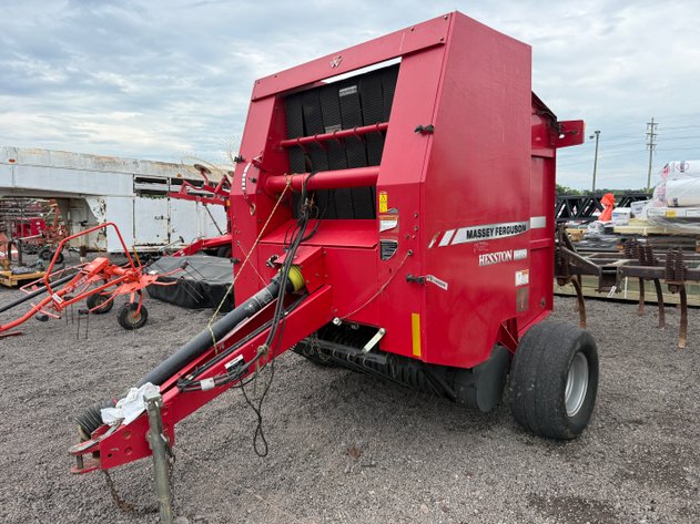 Image for MASSEY FERGUSON 1746 ROUND BALER