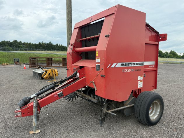 Image for MASSEY FERGUSON 1745 ROUND BALER