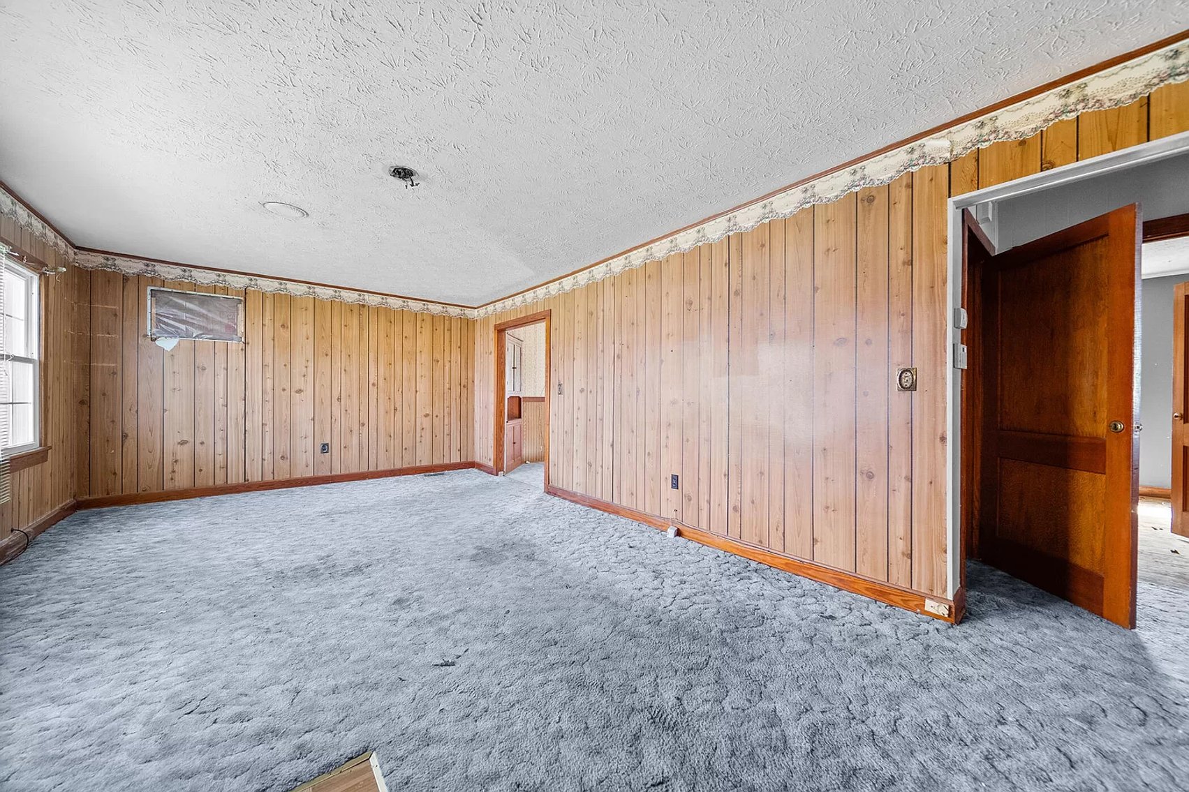 Image for ABSOLUTE REAL ESTATE AUCTION - THURSDAY APRIL 4TH AT 9AM